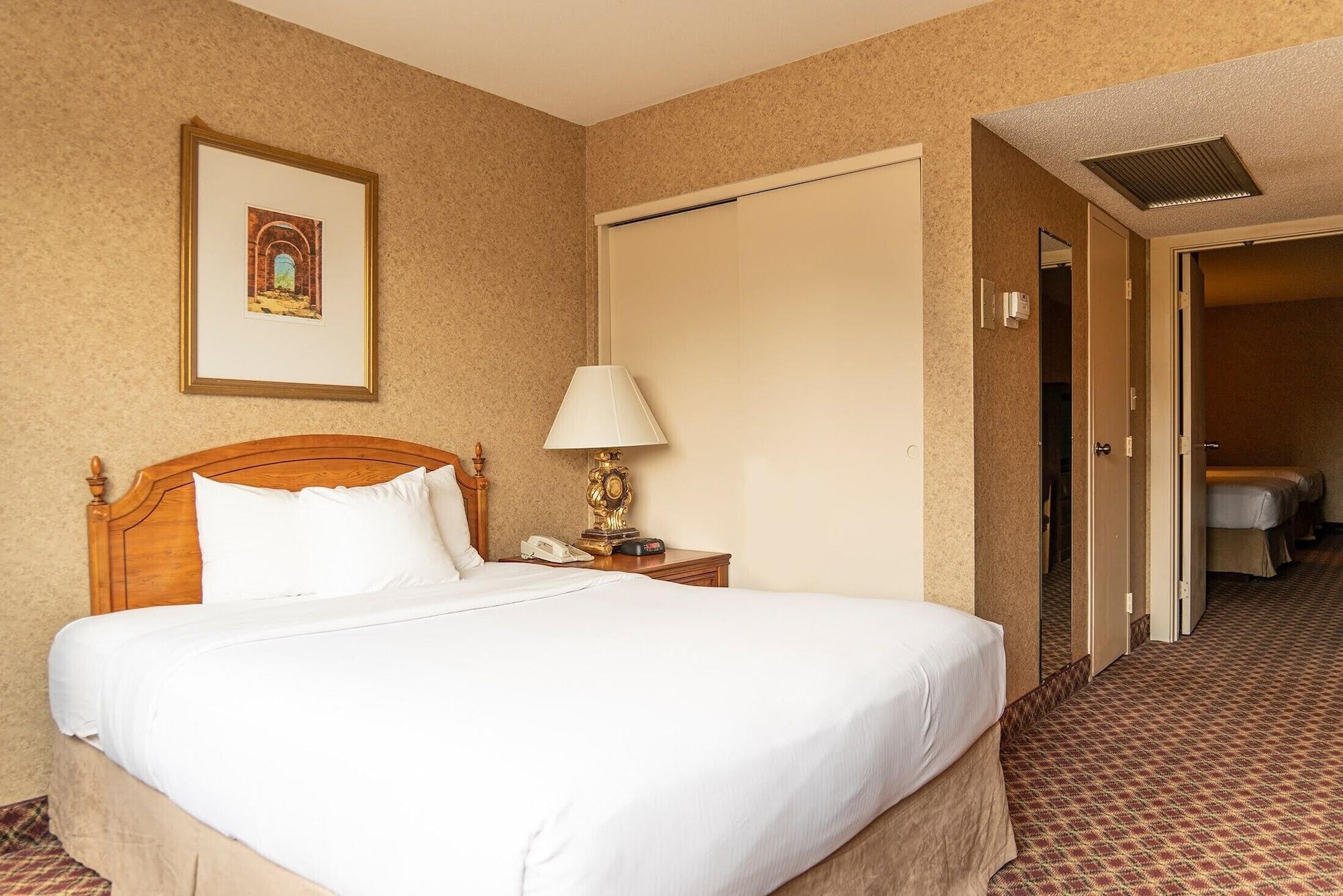 Ramada By Wyndham Topeka Downtown Hotel & Convention Center Exteriér fotografie