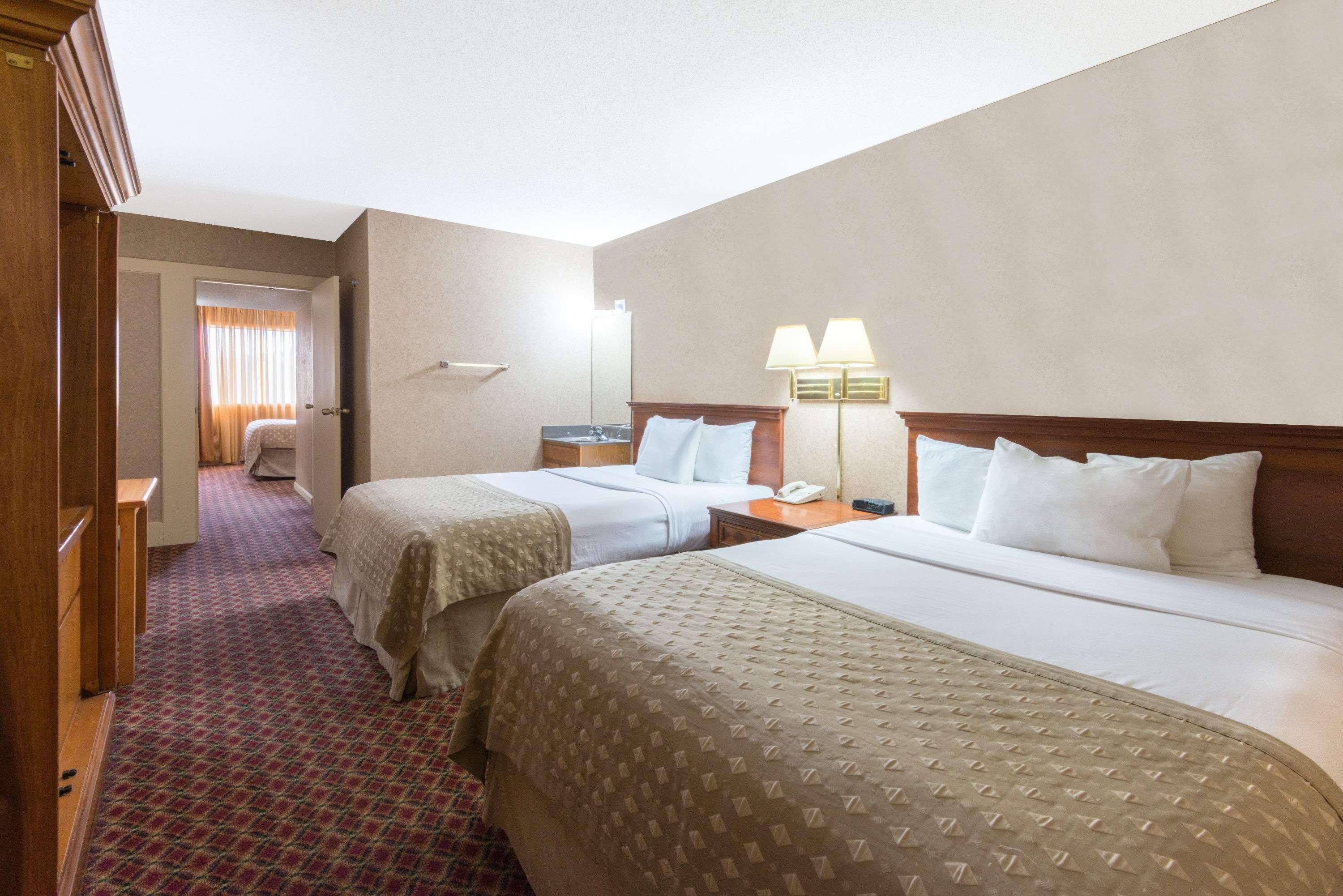 Ramada By Wyndham Topeka Downtown Hotel & Convention Center Exteriér fotografie