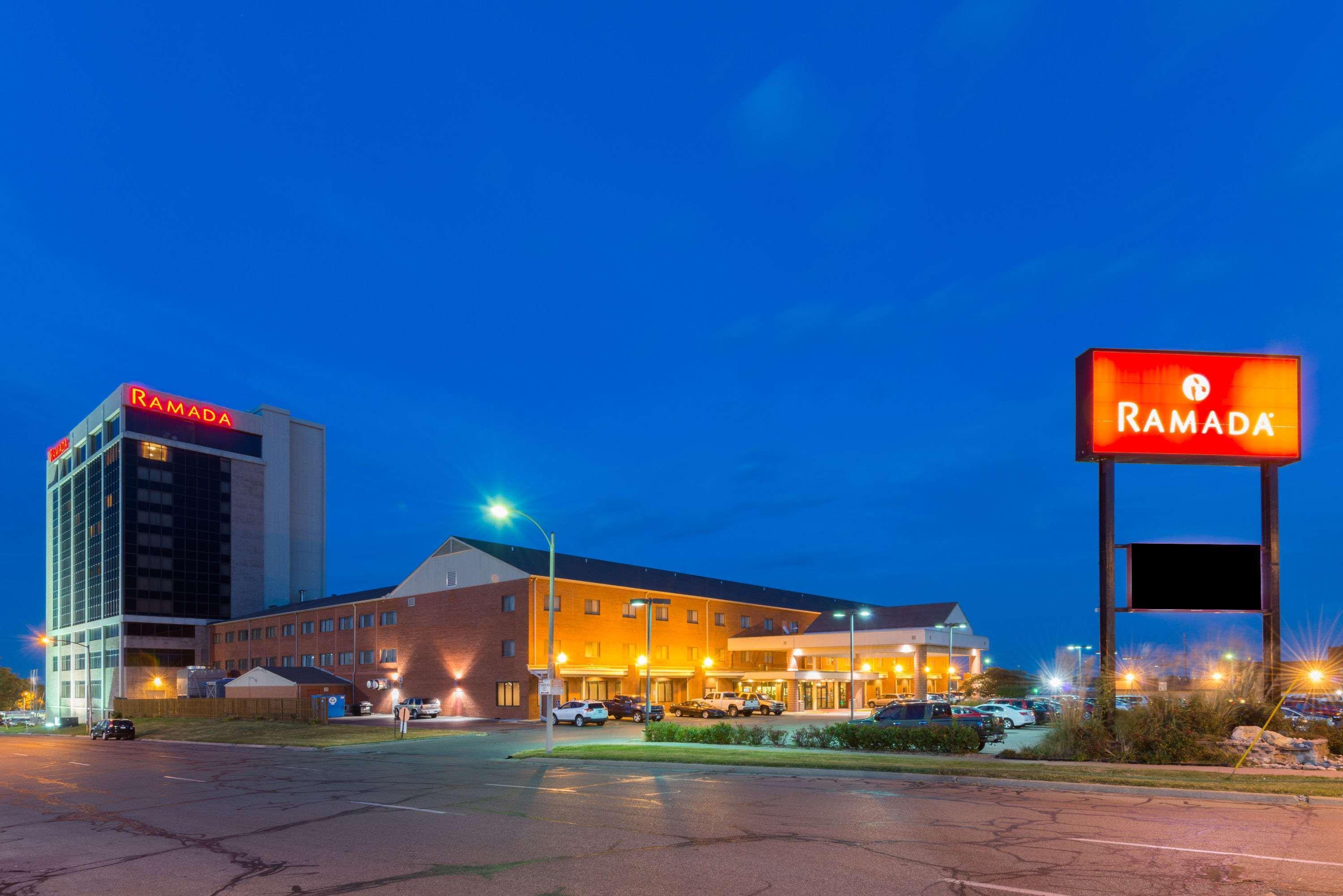 Ramada By Wyndham Topeka Downtown Hotel & Convention Center Exteriér fotografie