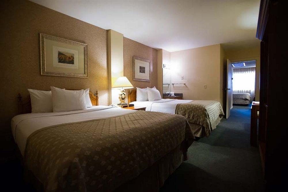 Ramada By Wyndham Topeka Downtown Hotel & Convention Center Exteriér fotografie