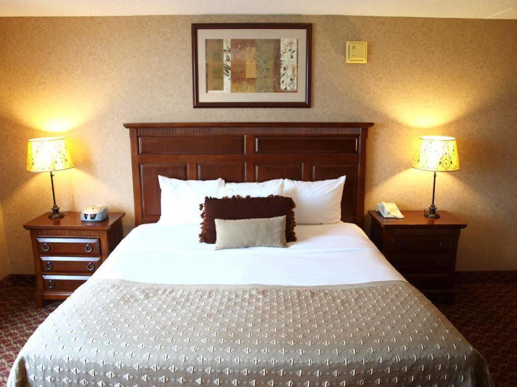 Ramada By Wyndham Topeka Downtown Hotel & Convention Center Exteriér fotografie