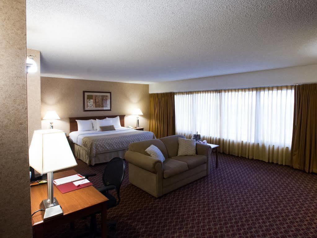 Ramada By Wyndham Topeka Downtown Hotel & Convention Center Exteriér fotografie