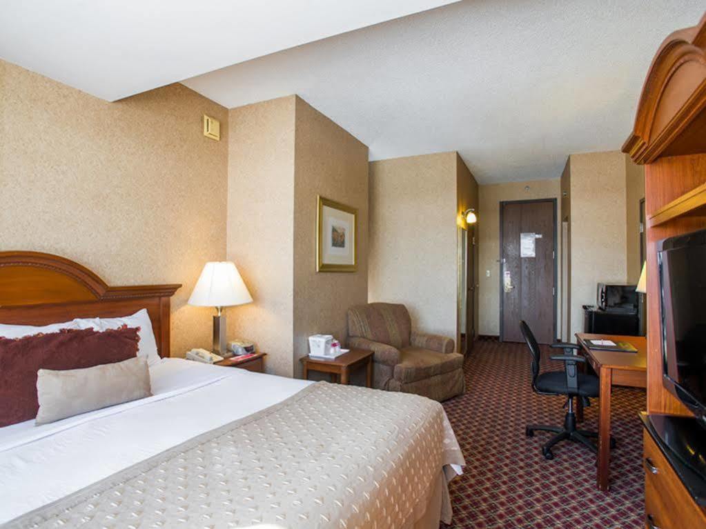 Ramada By Wyndham Topeka Downtown Hotel & Convention Center Exteriér fotografie